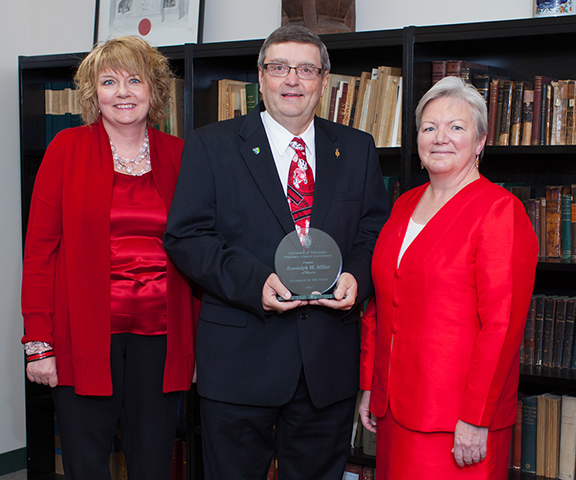 Sue Kleppin (left) and Dean Jeanette Roberts (right) stand with 2012 Alumnus of the Year Randy Miller (center).