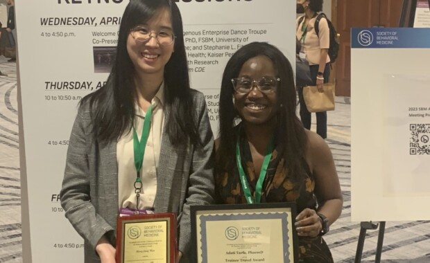 Shiyanbola Research member Meng-Jung standing with another award recipient at 2023 SBM conference