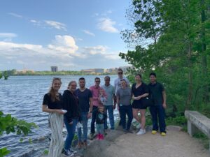 Wenthur Lab members in a group photo at picnic point next to the water