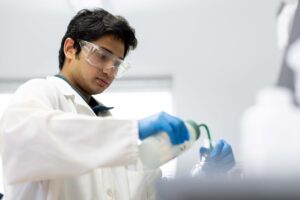 A grad student in the Wenthur lab