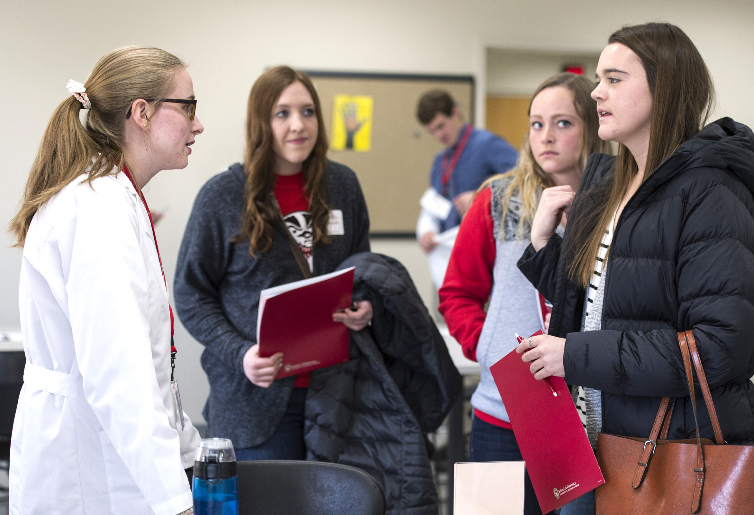 A current PharmD student chats with prospective visiting students at an Open House event