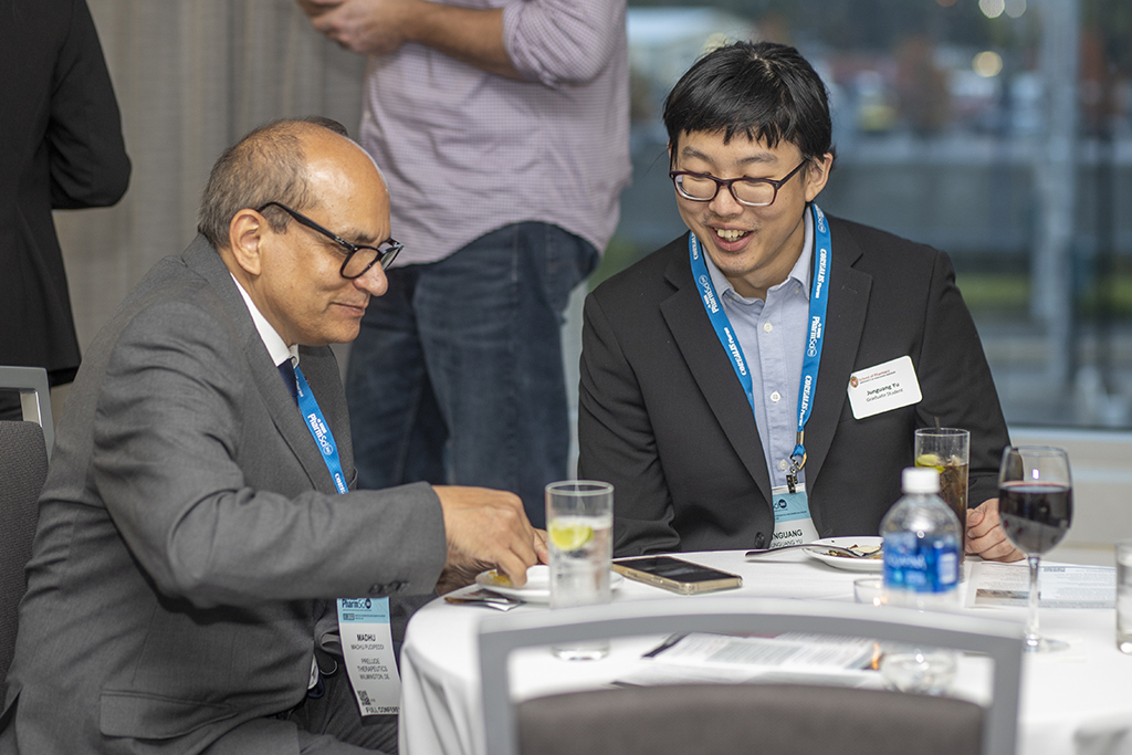 An attendee speaking with Junguang Yu.