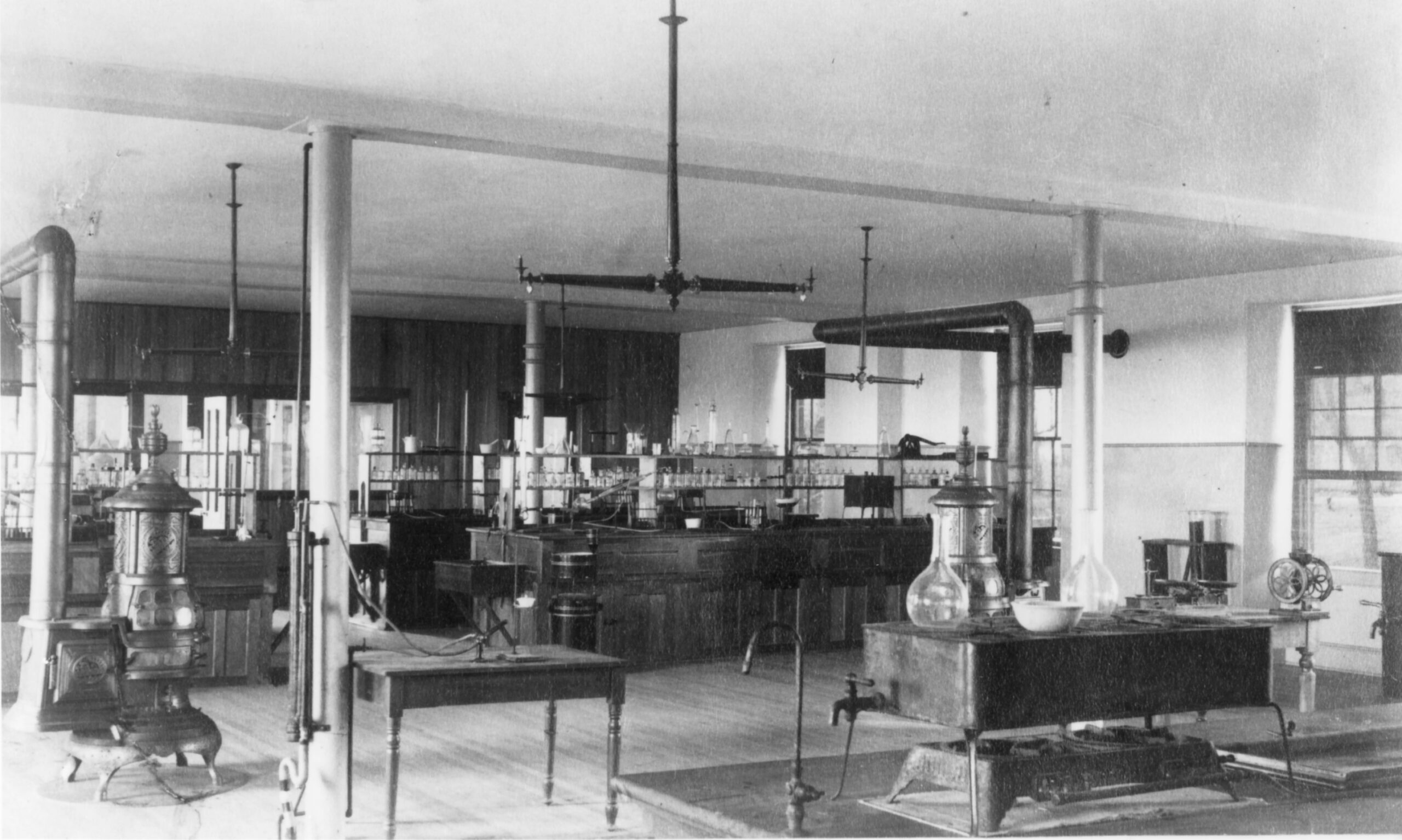 A black-and-white photo of a classroom lab from the 1890s.