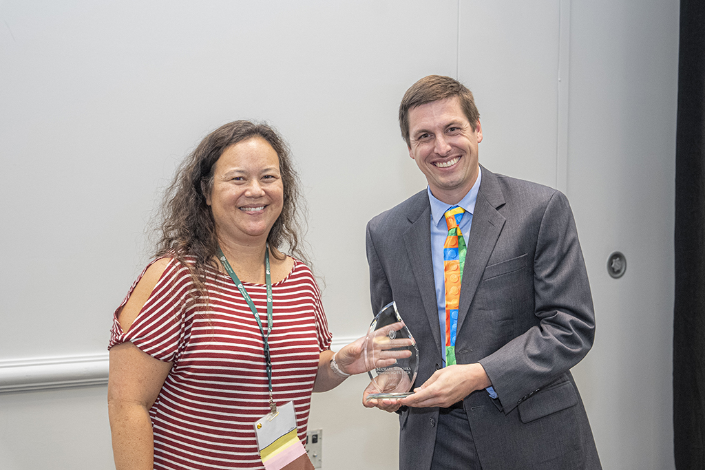 Mike Raschka accepts an award from Julie Bartell