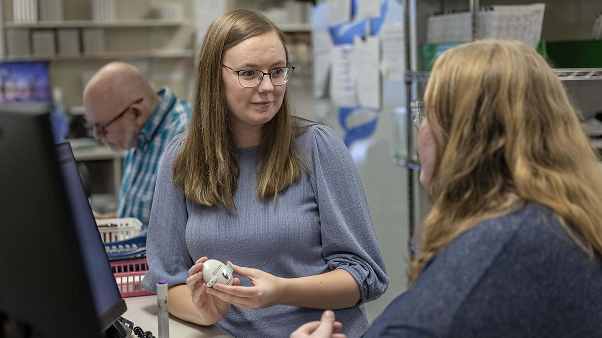 Rachel Whitesitt holds an inhaler device to show Kelly Goyle