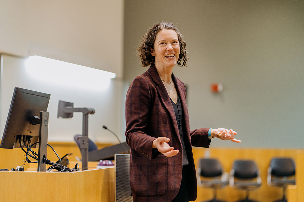 Susie Barnett delivers a talk in the pharmacotherapy lab