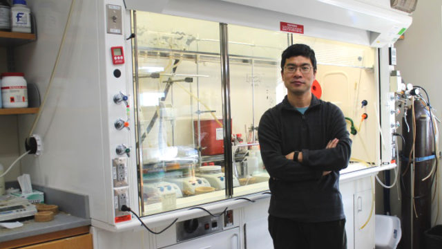 Weiping Tang in lab