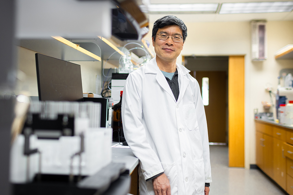 Weiping Tang in his lab