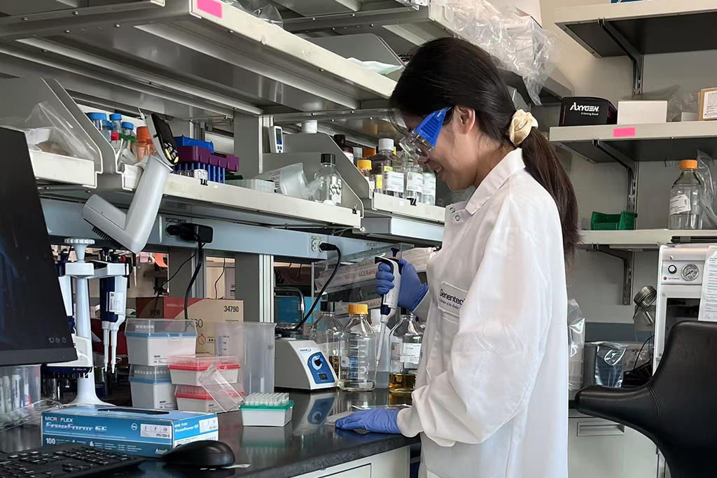 Yuan Zhao in the lab