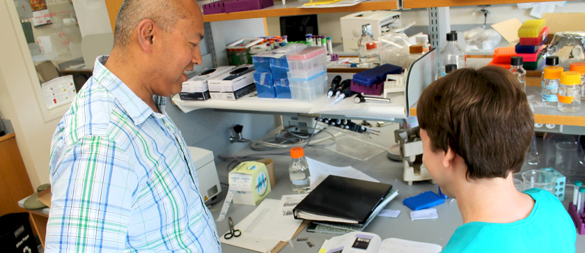 A Pharmsci graduate student chats with her faculty advisor about preliminary experimental results