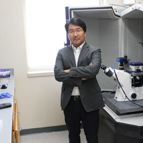 Seungpyo Hong in a pharmaceutical lab