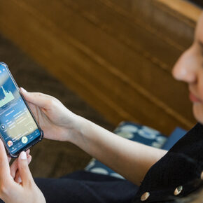 Paria Sanaty Zadeh looking at a glucose monitoring app on her phone