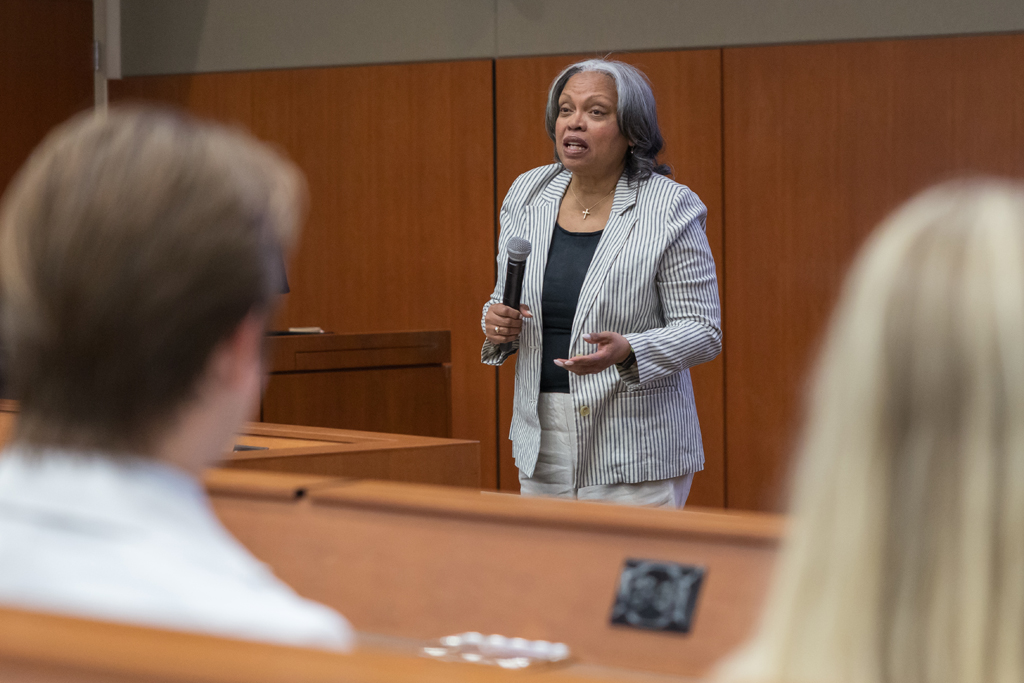 Eva Vivian speaks with a microphone in front of a lecture hall
