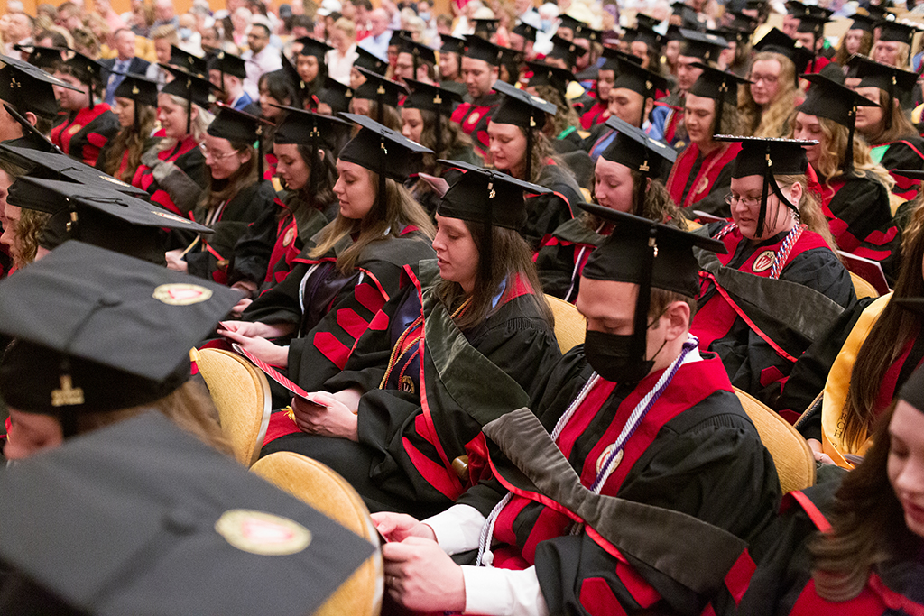A crowd of 2022 PharmD graduates read the Oath of a Pharmacist at the conclusion of the 2022 Hooding Ceremony