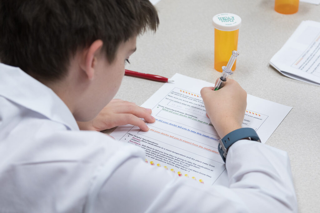 An attendee fills out a worksheet about medication consultations