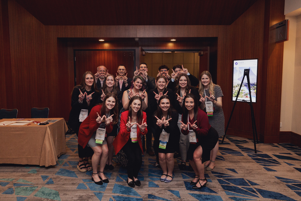 Students take a group "W" photo