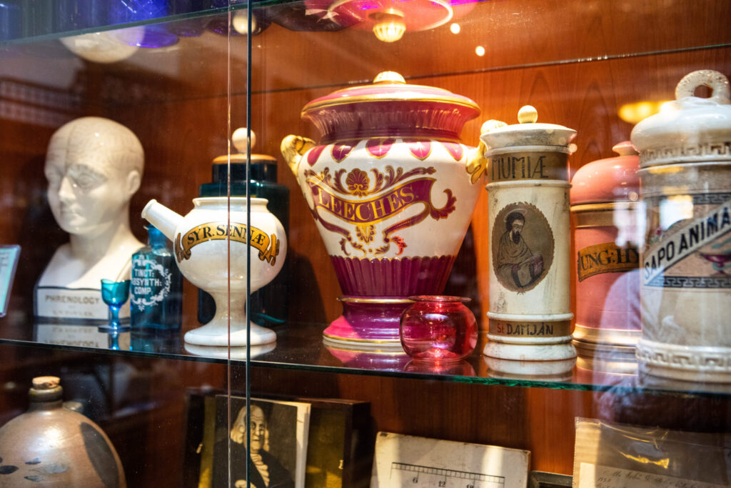 Ceramic jars labeled "leeches," "sapoanima," and more.